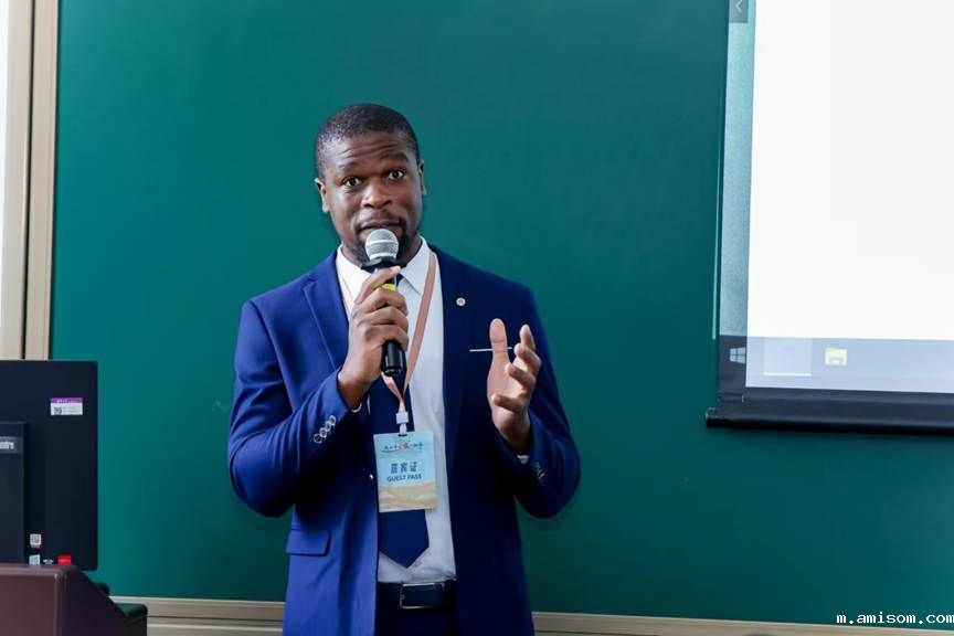 男人在电视前描述已自动生成