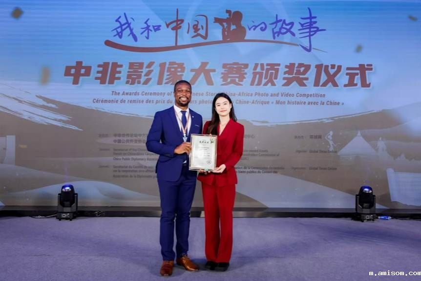 男人站在飞机前中度可信度描述已自动生成